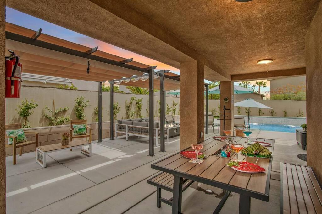 Desert Fantasy Oasis Pool, Jacuzzi, Royal Beds Villa Coachella Exterior foto